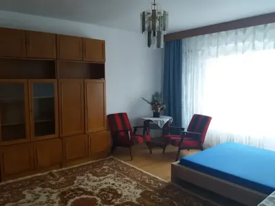 garsoniera de inchiriat Sector 2 Bucuresti camera cu pat si scaune